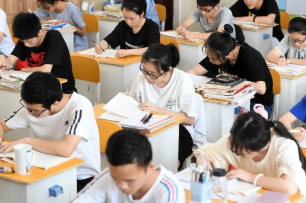 阻塞缝隙加强对招生进程的全方位监管筑