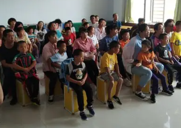 阳光分班经过科学公平揭露的方法均衡分配班级学生和师资