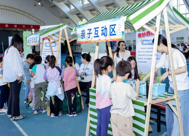 同学们沉浸式体会了一把撕纸插画游戏深