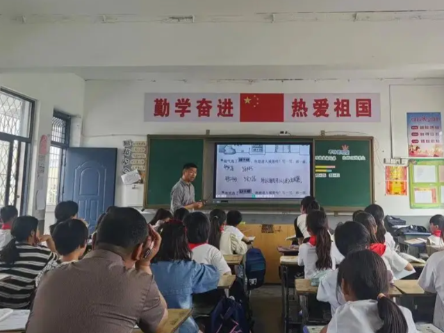 村庄全面复兴充分发挥教育名师在促进教