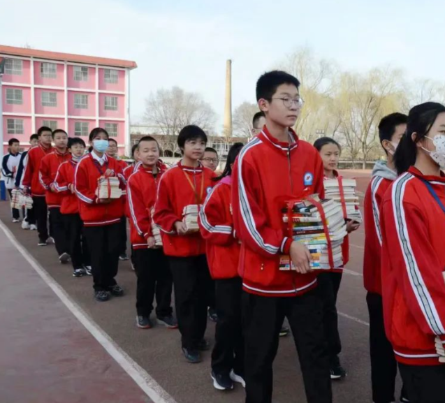 经过校园园区双场景育人培养新式学徒和
