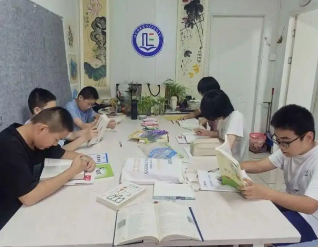 <b>芳华的热血文明书香滋润学生假期日子七年级三班打造运动</b>